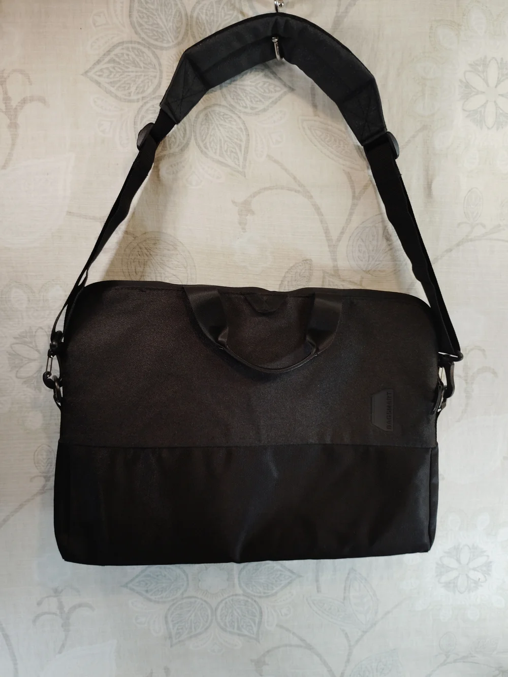 Bagsmart Black Laptop/Messenger Bag/Briefcase with Shoulder Strap